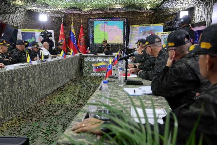 Jefe de Estado agradece respaldo de militares de la Patria Grande