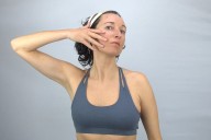 Alice Daffonchio, fundadora de The Face Yoga Lab: "El cuero cabelludo está conectado con la frente, los ojos y las cejas; si está rígido, tira del rostro hacia abajo"