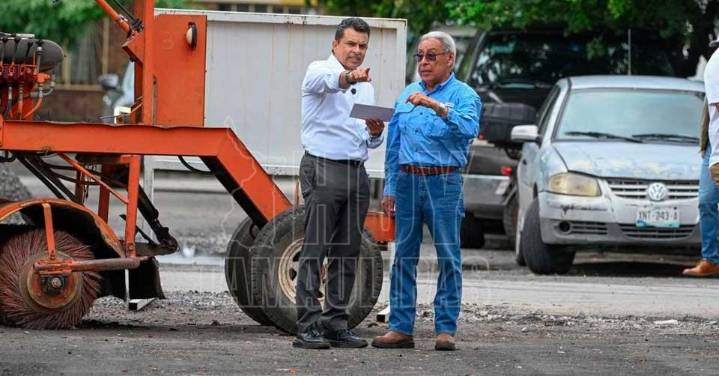 Eval?a alcalde Lalo Gatt?s avances en pavimentaci?n