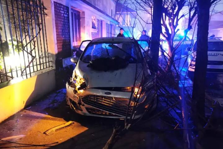Escapaban de la policía en un auto robado y chocaron contra una columna