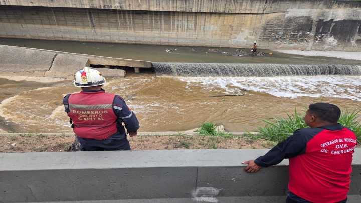Bomberos de Caracas continúan búsqueda de sujeto que cayó en el Río Guaire