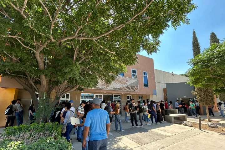 Acude unidad móvil de Licencias a jornada universitaria en la UACJ