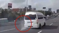 Camioneta de pasajeros pierde una llanta mientras circulaba por Viaducto en Naucalpan
