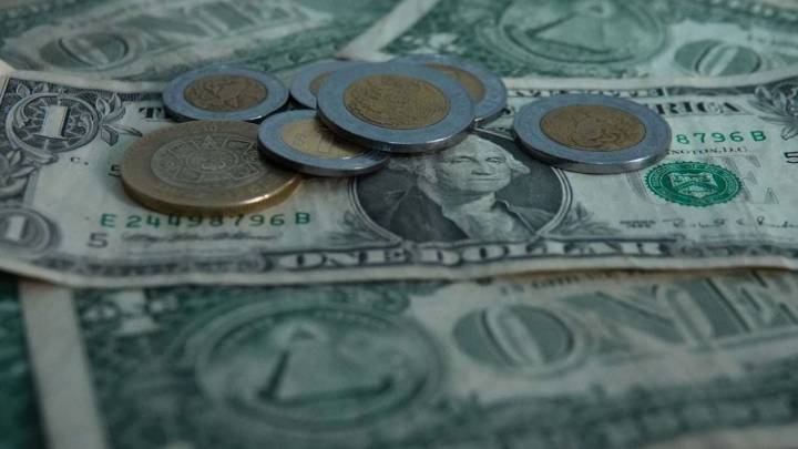 Peso gana por debilidad laboral en los Estados Unidos