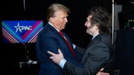 Con la reunión de Milei y Trump confirmada, los bonistas esperan definiciones sobre un préstamo de EE.UU. que refuerce las reservas