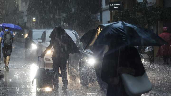 Estos son los municipios que este lunes suspenden las clases por la alerta roja por lluvias en Valencia