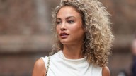 Lo que los peluqueros no cuentan: el truco natural para que tus rizos crezcan mucho más rápido