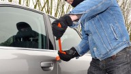 Conductores, en alerta por nueva modalidad de robo: ¿las zonas de parqueo en vía le cuidan el carro si las usa?