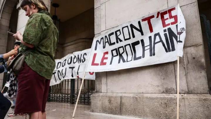 Crisis en el gobierno de Francia: primer ministro perdió el voto de confianza y Macron busca recambio