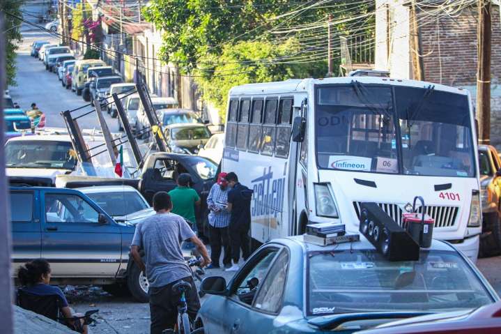 Camión se queda sin frenos y choca al menos ocho vehículos en El Florido