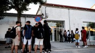 "El pueblo salva al pueblo, otra vez": así se organizan las familias extremeñas que se han quedado sin rutas escolares