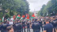 Una sentada propalestina impide la marcha de los equipos en la Vuelta tras la etapa de Bilbao