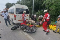 Motociclista se impacta contra una van y termina lesionado en el tramo Tulum
