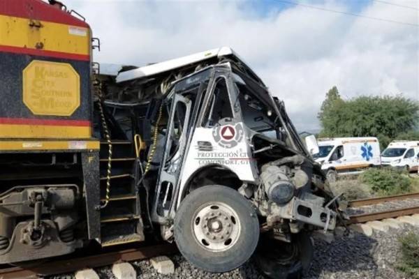 Embiste tren a autobús de pasajeros en Guanajuato; mueren 5