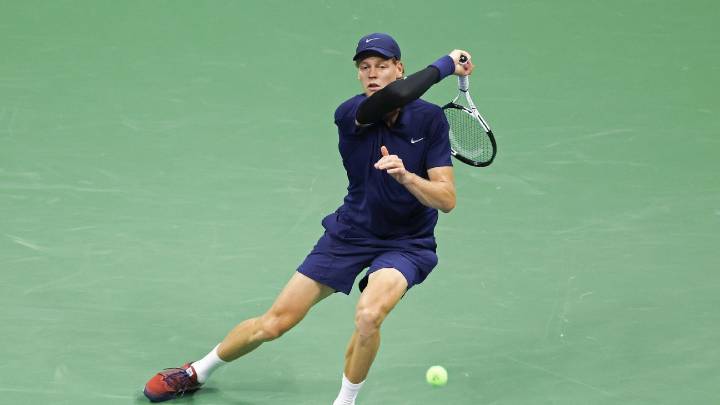 Preocupante imagen en el US Open: Jannik Sinner recibió atención médica en las semifinales