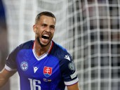 Dávid Hancko extraña a Santiago Giménez