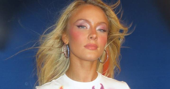 Zara Larsson Posing in Bathroom With Apple Has Fans Talking