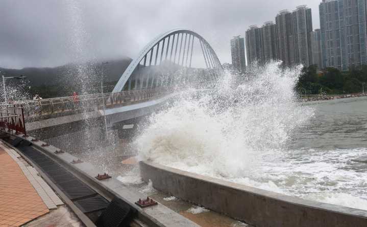 El tifón Ragasa azota en Hong Kong, el sur de China y deja 17 muertos en Taiwán