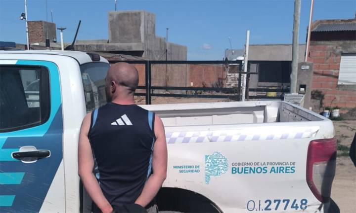 Le dieron donde dormir y les robó una camioneta y herramientas: quedó detenido