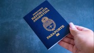 Pasaportes fallados: en el aeropuerto de Rosario se pueden reponer en el día