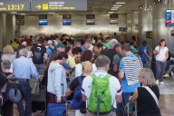 Marlaska considera “puntuales” las colas de turistas en el aeropuerto de Tenerife Sur