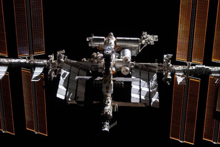 NASA pushes for commercial space stations