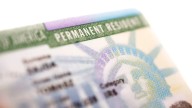 ¿Por qué EEUU suspendió temporalmente nuevas solicitudes de Green Card hasta octubre?