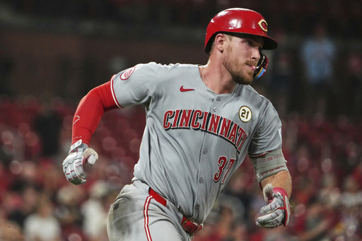 Rojos vencen 11-6 a Cardenales para acercarse a dos juegos de comodín de la Liga Nacional