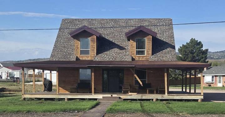 Hit-and-run driver crashes into Garden City house before fleeing the area