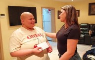 Adriana Hinojosa  entrega apoyos económicos a familias en situación vulnerable