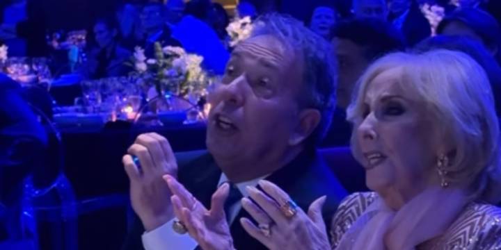 Mirtha Legrand deslumbró en la gala por los 50 años de un sanatorio porteño y cantó “Mi Buenos Aires querido”