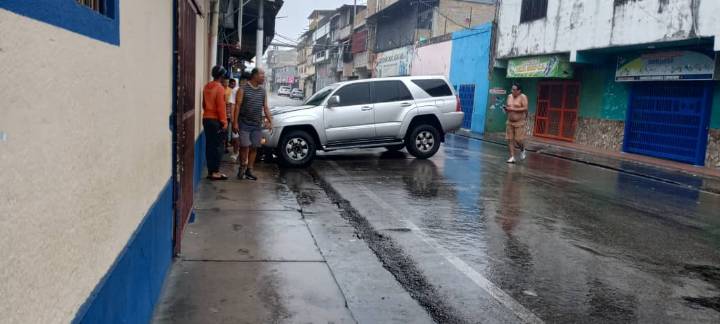 Chino se «estlella» «contla» un poste en Tucupita