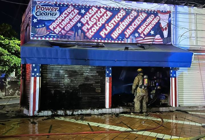 Bomberos de Colima sofocan incendio en comercio de Avenida Rey Colimán