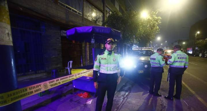 Cercado de Lima: Atacan a balazos a jalador de combi mientras tomaba un caldo de gallina