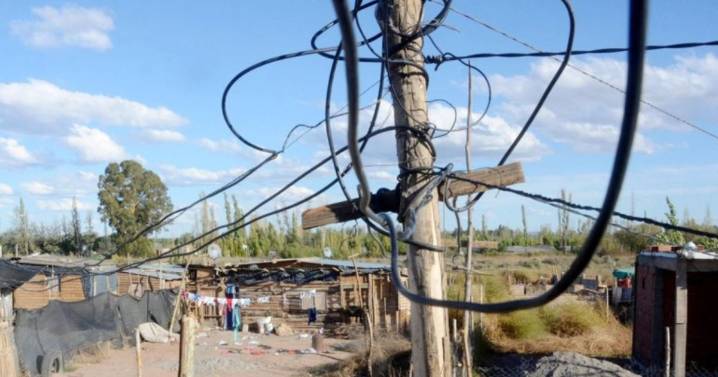 Por una conexión eléctrica clandestina en Neuquén, murió un caballo y su dueño sufrió una descarga