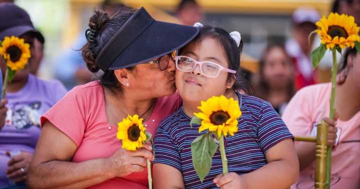 Midis: por el día Internacional de la Lengua de Señas, ministra Montellanos lideró actividad “Gestos que Florecen Contigo” en Chiclayo