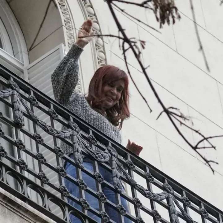 "Cien días de injusticia": el peronismo se moviliza a San José 1111 en respaldo a Cristina Kirchner