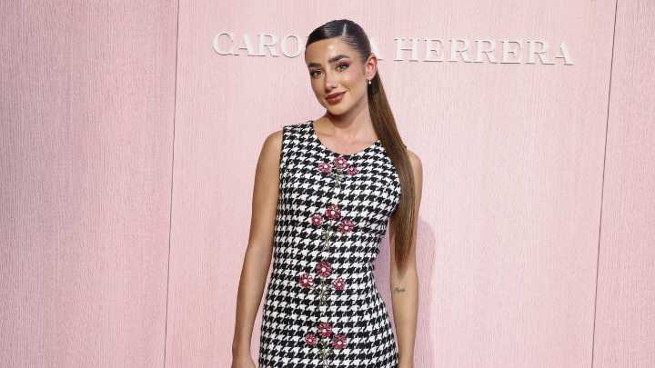 De Carmen Lomana a Isabel Preysler o Lola Lolita: los looks que brillaron en el desfile de Carolina Herrera en la Plaza Mayor de Madrid