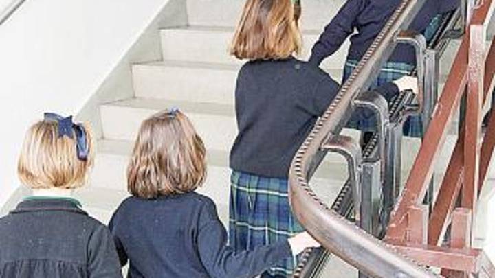 Carteles contra la droga en Vigo: padres denuncian un narcopiso frente a la escuela de sus hijos