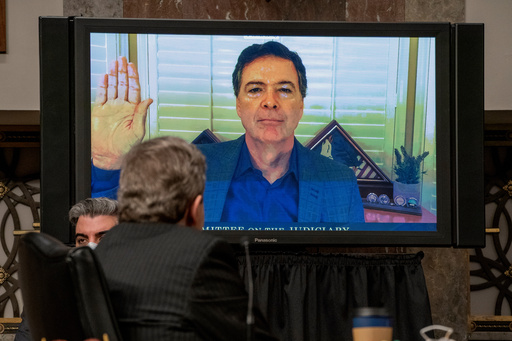 James Comey, exdirector del FBI, es acusado de declaración falsa y obstrucción de la ley