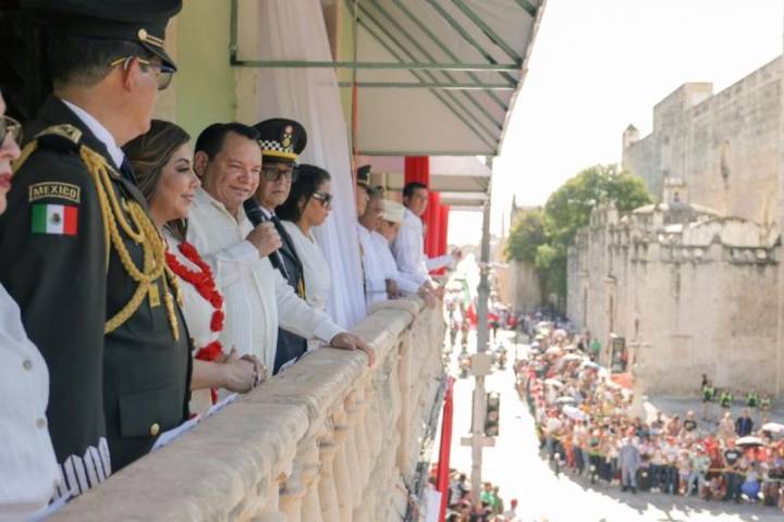 Desfile patrio en Yucatán reúne a casi 5 mil participantes
