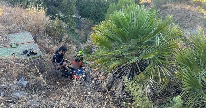 'Milagro' en Alhaurín de la Torre: un anciano de 90 años que había caído en un talud, rescatado al borde del abismo