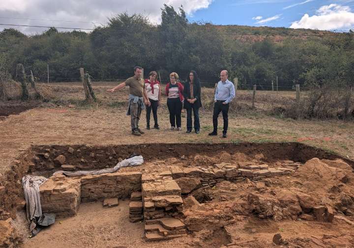 Un nuevo edificio con pinturas ve la luz en el yacimiento romano de La Estaca