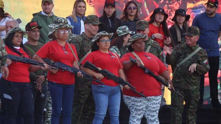 Régimen condecora como "Soldadas de la patria" a cinco milicianas tras burla de Trump