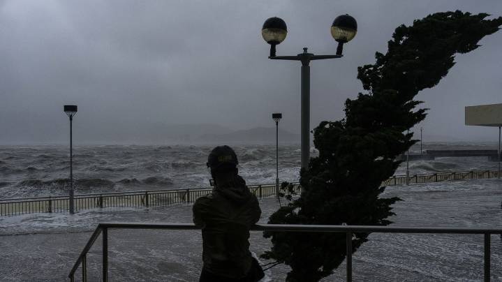 Typhoon Ragasa batters Hong Kong and southern China with intense rain and destructive winds