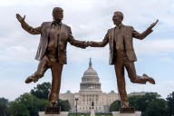 ¡Los amigos deberían ser eternos! Aparece estatua de Trump y Jeffrey Epstein tomados de la mano