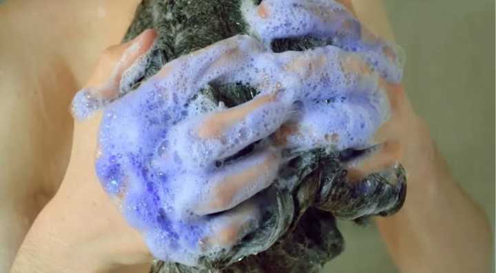 Ordenan retiro inmediato de famoso shampoo por componente mortal para la salud: revisa si lo tienes en casa
