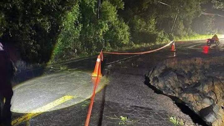 Lolotla, Hidalgo: Colapsa un carril de la carretera federal México