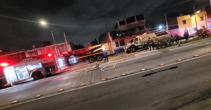 FOTOS y VIDEO: Pipa de Pemex cae en socavón en Iztacalco