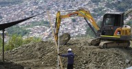 Durante décadas buscaron desaparecidos bajo los escombros. Ahora son un símbolo en Colombia